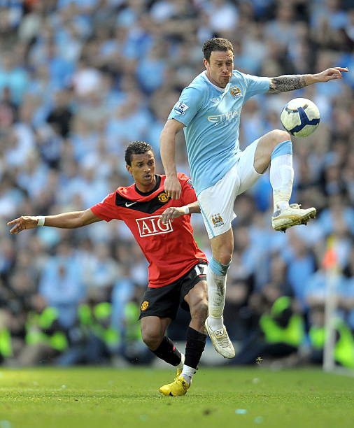 包括效力于 包括效力于